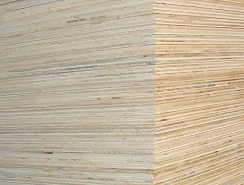 胶合板是由木段旋切成单板或由木方刨切成薄木，再用胶粘剂胶合而成的三层或多层的板状材料，通常用奇数层单板，并使相邻层单板的纤维方向互相垂直胶合而成