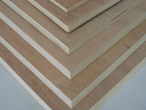 胶合板是由木段旋切成单板或由木方刨切成薄木，再用胶粘剂胶合而成的三层或多层的板状材料，通常用奇数层单板，并使相邻层单板的纤维方向互相垂直胶合而成