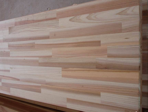 集成板即胶合木，与木质工字梁_单板层积材同为三种主要的工程材产品之一。
