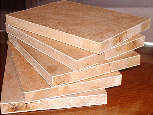 细木工板俗称大芯板，木芯板，木工板，是由两片单板中间胶压拼接木板而成。